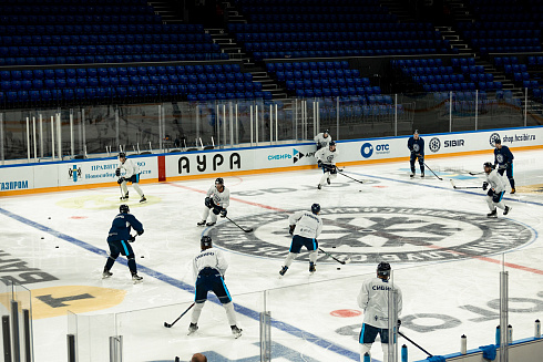 Шайбу, шайбу сибирские хоккеисты! 