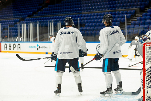 Шайбу, шайбу сибирские хоккеисты! 