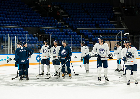 Шайбу, шайбу сибирские хоккеисты! 