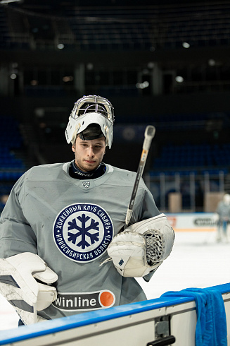 Шайбу, шайбу сибирские хоккеисты! 