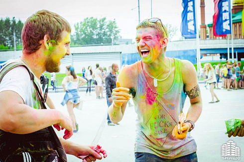 Фестиваль красок "Holi-Day" у ТЦ "МЕГА"