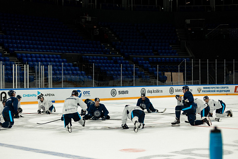 Шайбу, шайбу сибирские хоккеисты! 