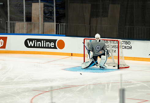 Шайбу, шайбу сибирские хоккеисты! 