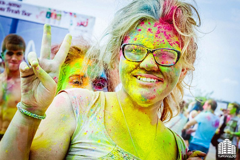 Фестиваль красок "Holi-Day" у ТЦ "МЕГА"