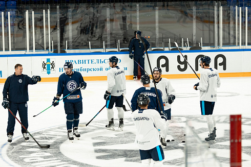 Шайбу, шайбу сибирские хоккеисты! 