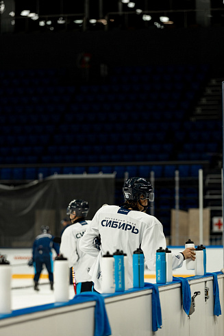 Шайбу, шайбу сибирские хоккеисты! 
