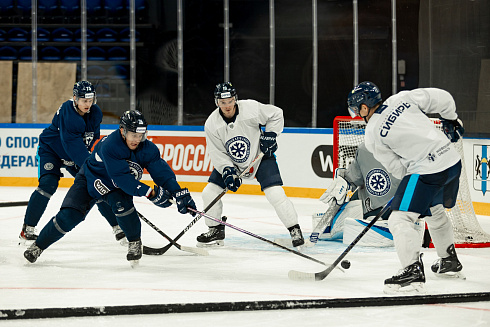 Шайбу, шайбу сибирские хоккеисты! 