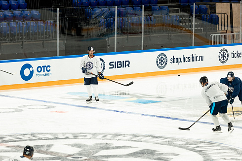 Шайбу, шайбу сибирские хоккеисты! 