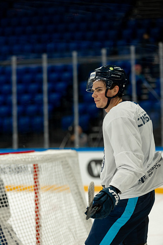 Шайбу, шайбу сибирские хоккеисты! 