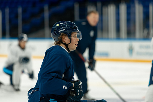 Шайбу, шайбу сибирские хоккеисты! 